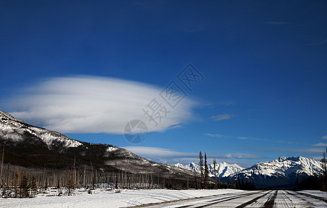 加拿大冬季的洛基山脉天空公园风景山脉岩石图片