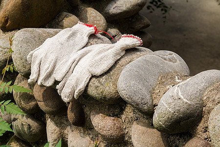 咸菜疙瘩手套工人被丢在石墙上维修预防工具木匠工业财产季节白色安全建造背景