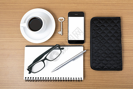 带纸条 钥匙 眼镜和钱包的咖啡和电话杯子地面商业文档办公室木头桌子图片