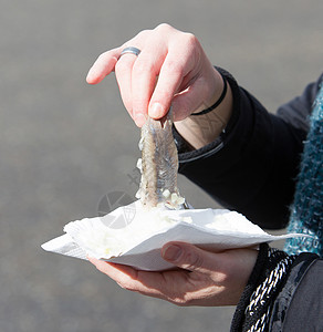 荷兰女人吃着典型的生美味午餐生食文化寿司享受海鲜女士洋葱鱼片图片