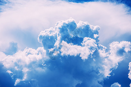 蓝云和天空旅行自由晴天地平线天堂阳光蓝色天气气候臭氧图片