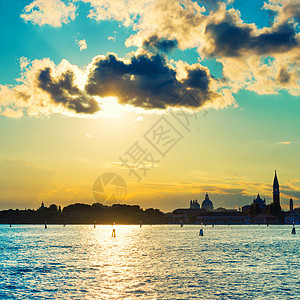 威尼斯日落教会蓝色旅游运输运河地标大教堂景观场景游客图片