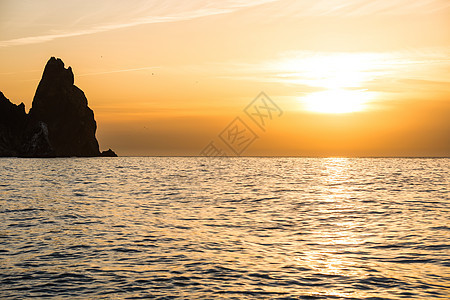 海面上的日落海洋地平线海浪岩石戏剧性太阳旅行天空紫色石头图片