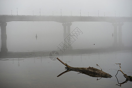 薄雾中穿越河流的桥蓝色反射场景旅行码头地标边缘小路运输地平线图片