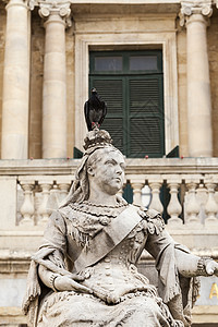 在马耳他首都瓦莱塔用鸽子雕塑维多利亚女王的雕塑纪念馆吸引力石头建筑学地标旅游历史皇家文化版税图片