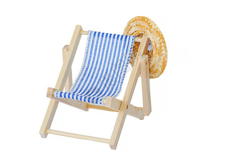 戴太阳帽子的木制甲板椅子图片