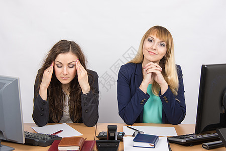 办公室里的情况   从一个女孩头痛到另一个在照片中看起来很快乐 (笑声)图片