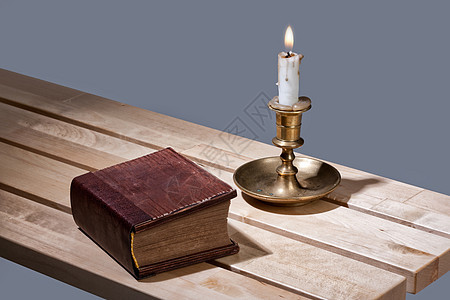 书和蜡烛来源灯光烛台静物智慧长椅木头棕色火焰青铜图片
