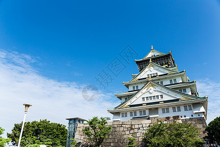 日本大阪城堡 清蓝天空文化遗产树木观光灌木丛花园建筑月亮历史性堡垒图片