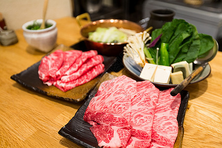 日本热锅火锅烹饪桌子盘子牛肉食物午餐蔬菜美食餐厅图片
