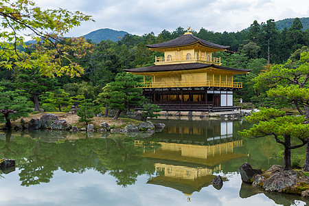 日本京都Kinkakuji寺庙宗教文化地标金子足利将军池塘公园旅游佛教徒图片