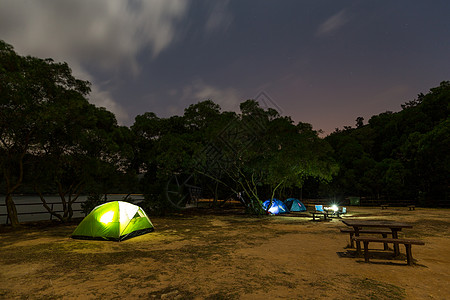 夜间露营假期树木场地帐篷森林露营者冒险过夜娱乐旅行图片