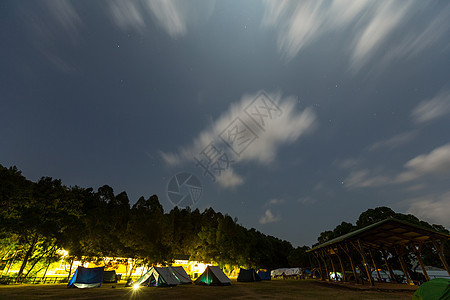 夜间露营营地天空假期场景娱乐星空过夜帐篷树木冒险图片