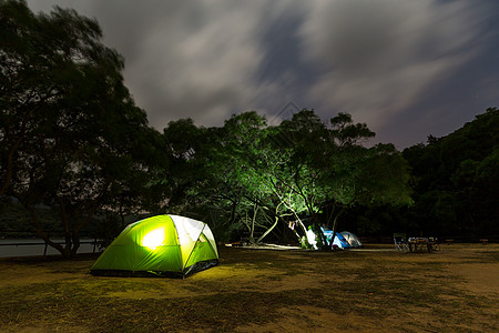 带照明帐篷的营地图片