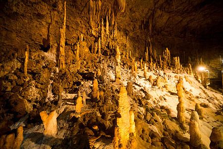 Gyukusendo洞穴反射石笋编队石灰石游客钟乳石地质矿物地质学岩石图片