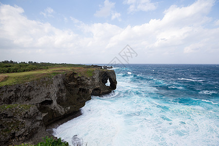 冲绳的曼萨角风景波纹村庄太阳地标日落天空悬崖石头场景图片