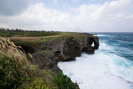 冲绳曼扎角太阳悬崖石头岩石珊瑚海湾海岸码头土地波浪图片