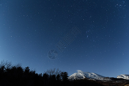 星夜旅行科学森林浅间星系场地黑色行星乳白色天空图片