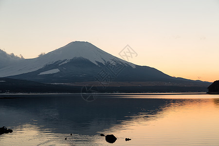 Yamanaka湖和Mt Fuji山图片