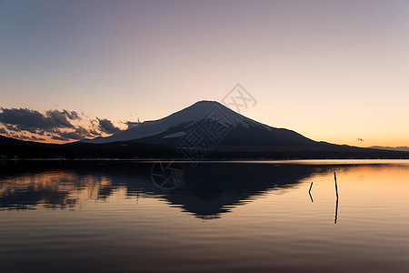 日落时富士山和湖图片