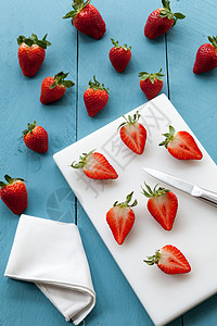 以蓝白木木本底切割的季节性草莓浆果桌子乡村健康团体营养甜点早餐食物果味图片