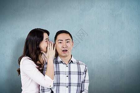 妇女向丈夫低声密谈的复合形象图片