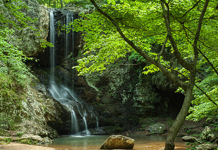 木制瀑布天堂岩石池塘蓝色溪流运动流动石头荒野场景图片