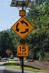 美国的街头标志白色驱动器角落路口金属邮政绕圈停车城市旅行图片
