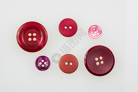 白背景上孤立的按钮选择选项裁缝衣服纽扣金属针线活维修圆圈红色工艺配饰图片