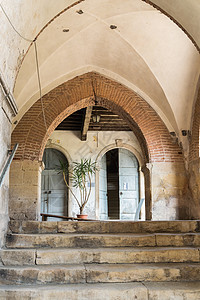 布瑞克指着古老的本尼迪克丁修道院的拱门入口建筑精神大厅拱廊人行道艺术大教堂石头走廊图片