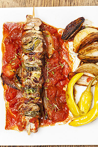 紧闭着一个沙施利克的缝隙猪肉羊肉洋葱牛肉胡椒食物蔬菜油炸乡村烤串图片