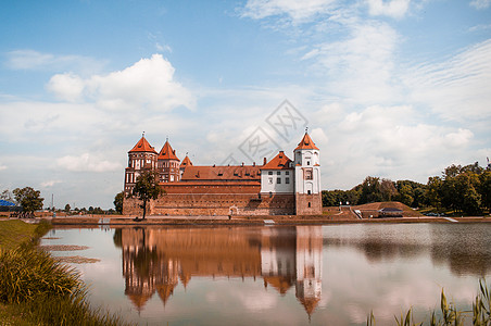 白俄罗斯米尔市中世纪城堡堡垒地标世界力量建筑学旅行石头遗产蓝色天空图片