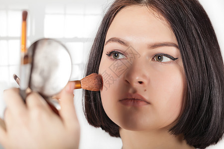 女孩做化妆刷子女性黑发眼影沙龙肤色睫毛眼睛睫毛膏女士图片