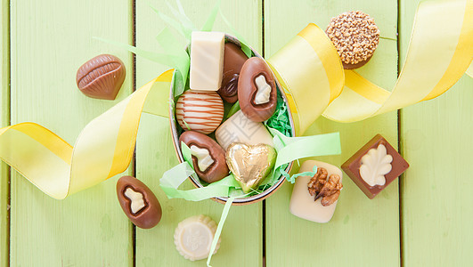 巧克力选取丝带糖果黄色榛子礼物食物绿色款待篮子坚果图片