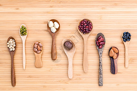 用木制的木制勺子把豆子和扁豆放在木制板上饮食花生牛奶团体营养平衡豆类产品蔬菜种子图片