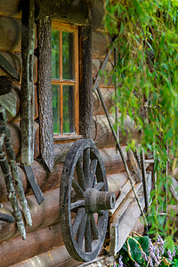 木制农房附近的旧车轮图片