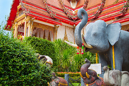 亚洲圣殿花园 配有大象雕像图片