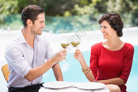情侣为白葡萄酒而微笑图片