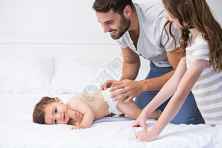 父亲与儿童在床上玩耍图片