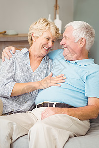 微笑的老夫妇在拥抱时互相看着对方图片