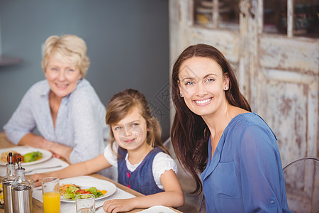 幸福家庭吃早餐的肖像桌子祖母团结孩子母亲公寓女性童年住所果汁图片