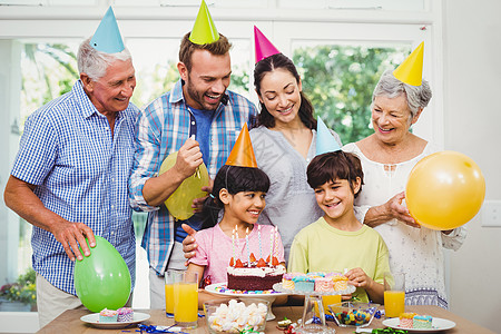 生日晚会期间幸福多代人家庭图片