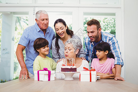 外祖母和家人一起吹生日蜡烛图片