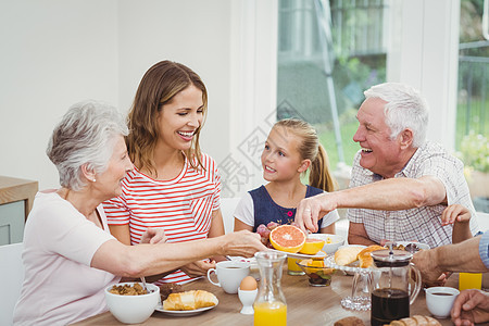 多代家庭早餐时吃水果的多代家庭图片
