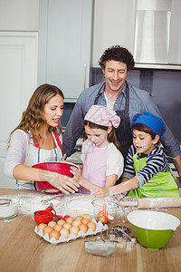 厨房中家庭烹饪食品图片