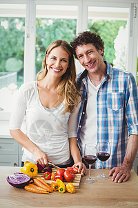 在厨房里微笑的年轻夫妇的肖像情人女性妻子住所酒精食物亲密感男性男人房子图片