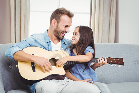 男人在家和女儿弹吉他图片