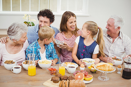 多代多代人家庭吃早饭的幸福多代家庭图片