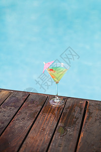 木甲板上的鸡尾玻璃茶点饮料酒杯酒精木板泳池图片