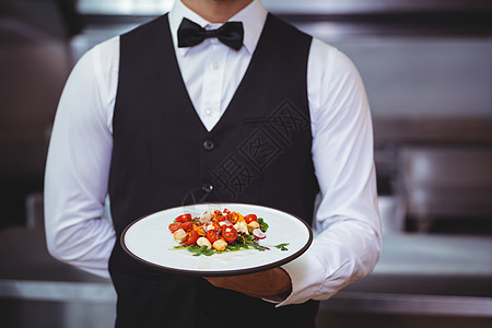 拿着盘子的英俊服务员服务微笑男性美食食物衬衫托盘餐厅沙拉男人图片